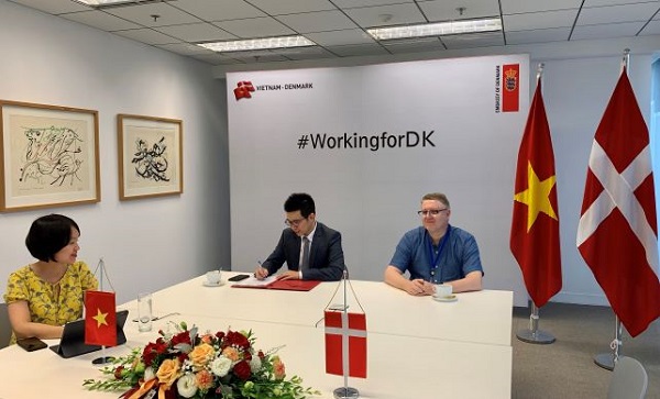 Lễ ký kết được tiến hành trực tuyến dưới sự chứng kiến của Đại sứ Đan Mạch tại Việt Nam, ngài Kim H. Christensen (bìa phải)