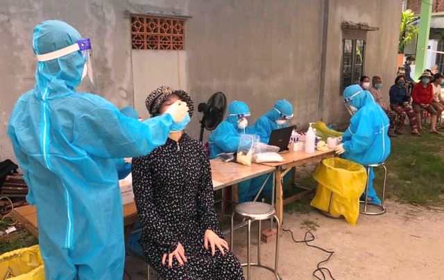 Người dân kiệt 255 Nguyễn Văn Cừ, thuộc phường Hòa Hiệp Bắc, quận Liên Chiểu, lấy mẫu xét nghiệm.