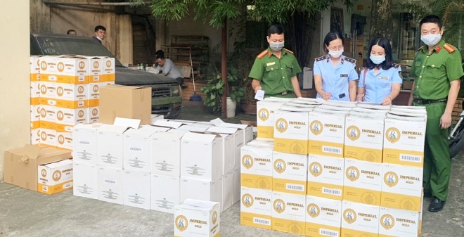 Hà Nội: Thu giữ trên 900 chai rượu có dấu hiệu nhập lậu