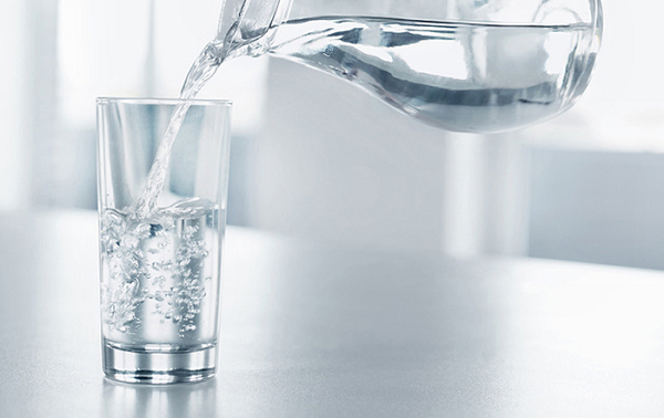 Uống đủ 2 lít nước mỗi ngày giúp phòng ngừa đột quỵ não khi trời nắng
