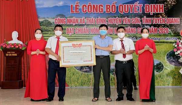 Lãnh đạo Sở Nông nghiệp và Phát triển nông thôn trao Bằng công nhận đạt chuẩn nông thôn mới nâng cao cho xã Thái Bình (Yên Sơn)