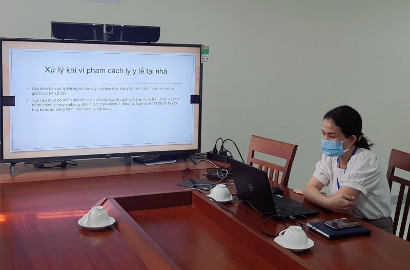 Ảnh: Tại đầu cầu HCDC, BS. CKI. Nguyễn Ngọc Thùy Dương triển khai quy trình cách ly y tế tại nhà cho đối tượng F1. Ảnh: HCDC