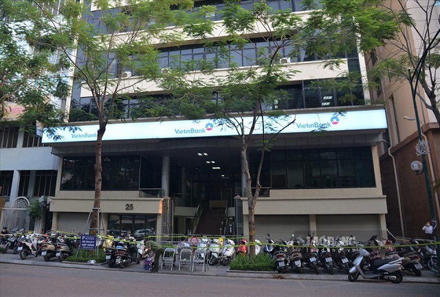 Phong tỏa trụ sở Vietinbank tại 25 Lý Thường Kiệt vì có ca mắc COVID-19. (Ảnh Tùng Giang)