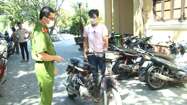 Nguyễn Bảo Quốc mang xe mô tô ra đầu thú với công an