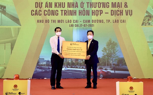 Ông Đỗ Quang Hiển, Chủ tịch HĐQT kiêm Tổng Giám đốc Tập đoàn T&T Group (bên phải) trao tặng trang thiết bị y tế hỗ trợ công tác phòng, chống dịch COVID-19 cho ông Trịnh Xuân Trường, Chủ tịch UBND tỉnh Lào Cai. (Nguồn: T&T Group)
