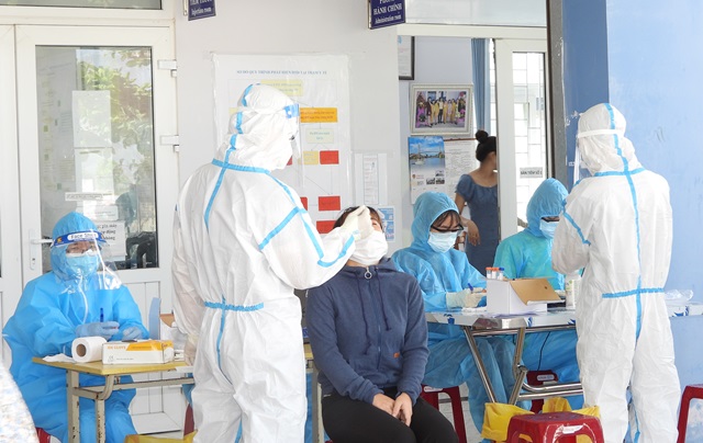 Trạm y tế Phường Hòa Hiệp Nam lấy mẫu xét nghiệm Sars-CoV-2 cho người dân