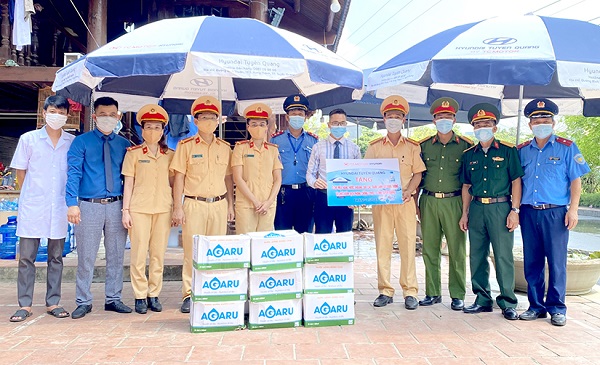 Tuyên Quang: Tặng quà 3 chốt kiểm soát dịch bệnh Covid-19
