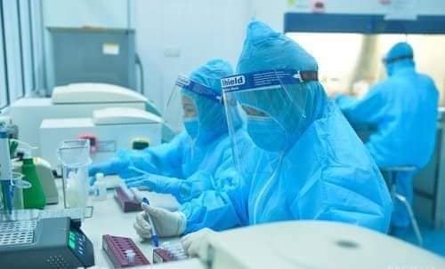 Kỷ thuật viên triển khai xét nghiệm virus SARS- CoV-2 tại phòng Sinh học phân tử- Labo Xét nghiệm