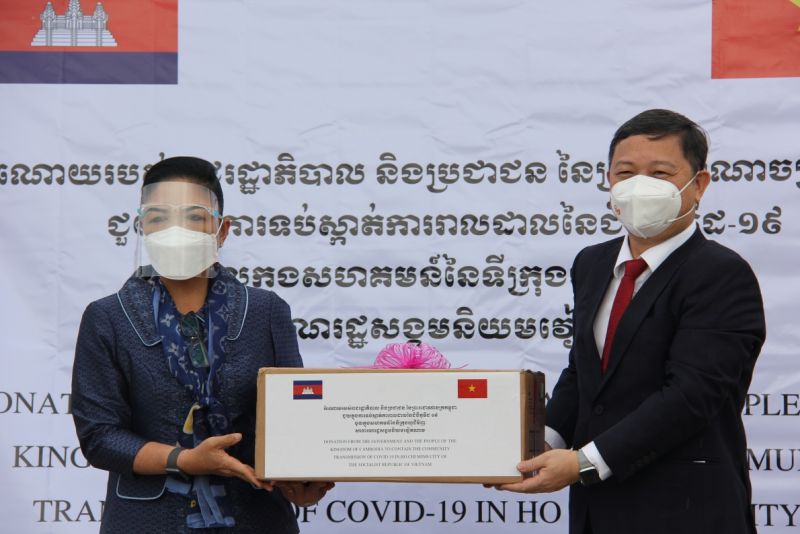 Phó Chủ tịch UBND TP. Hô Chí Minh Dương Anh Đức (bên phải) tiếp nhận lô hàng gửi tặng của Chính phủ Hoàng gia Campuchia