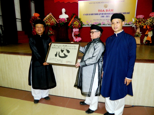 Nghệ nhân Lê Văn Kinh (đứng giữa)