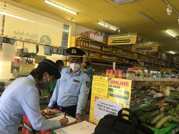 Lực lượng chức năng kiểm tra tại một cửa hàng Bách Hóa Xanh trên địa bàn tỉnh Sóc Trăng