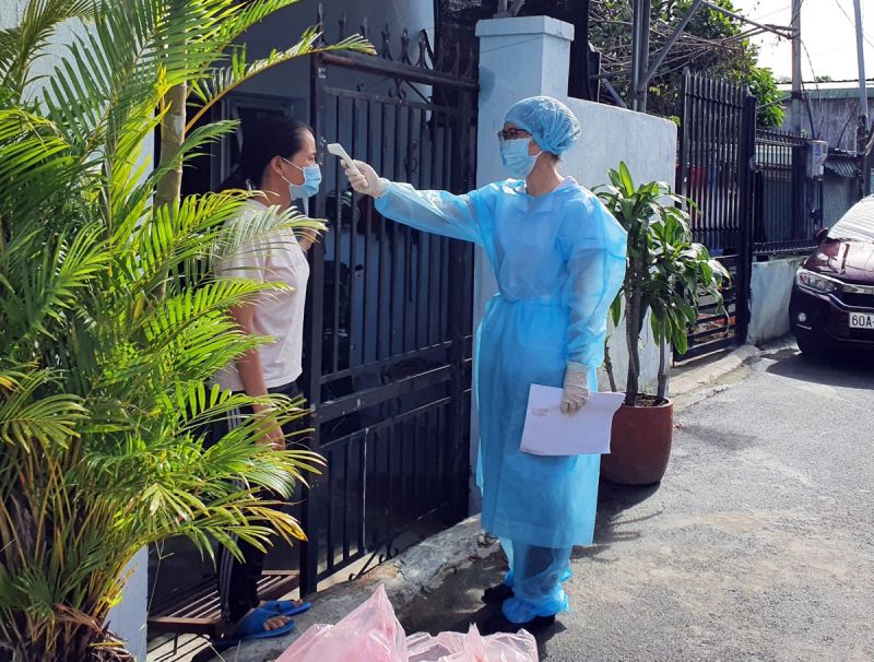 Nhân viên y tế kiểm tra sức khỏe người dân TP. Biên Hòa