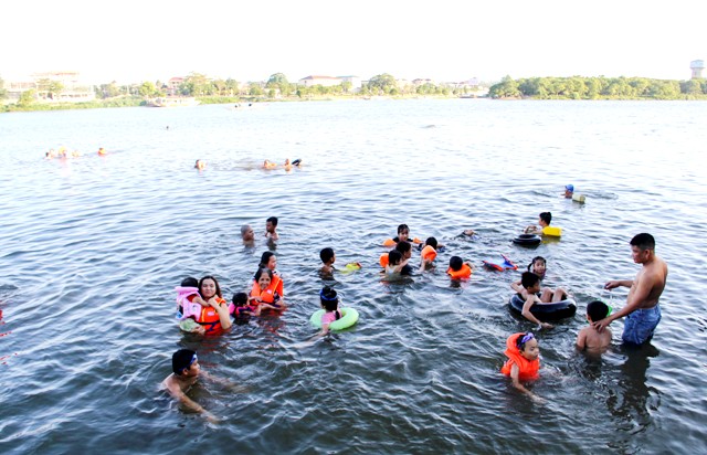 Huế: Tạm dừng hoạt đồng tắm sông dọc 2 bờ sông Hương để phòng chống dịch Covid-19