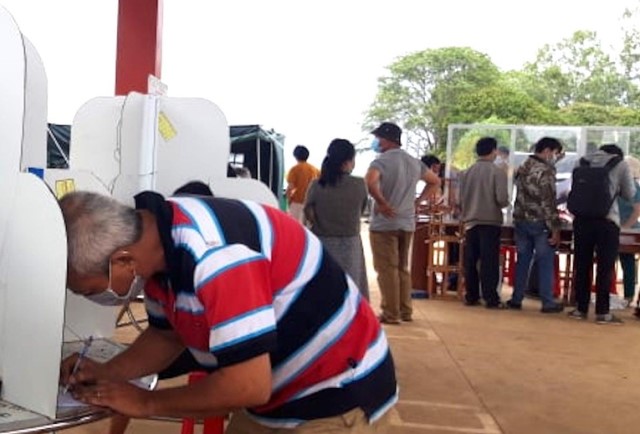 Người dân khai báo y tế ở chốt kiểm dịch số 1 Sao Mai, TP. Kon Tum