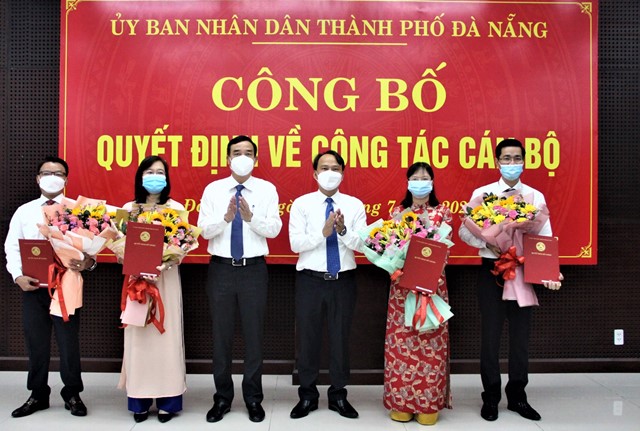 Chủ tịch UBND TP. Đà Nẵng Lê Trung Chinh chúc mừng các cán bộ được bổ nhiệm