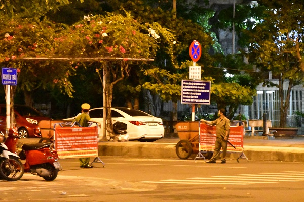 Chốt kiểm tra phòng dịch được lập trên đường Nguyễn Trãi, Tp. Nha Trang (chụp 20 giờ 12 ngày 21/7/2021).