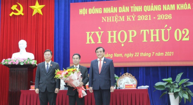 Ông Trần Anh Tuấn (giữa) được bầu làm Phó Chủ tịch UBND tỉnh Quảng Nam