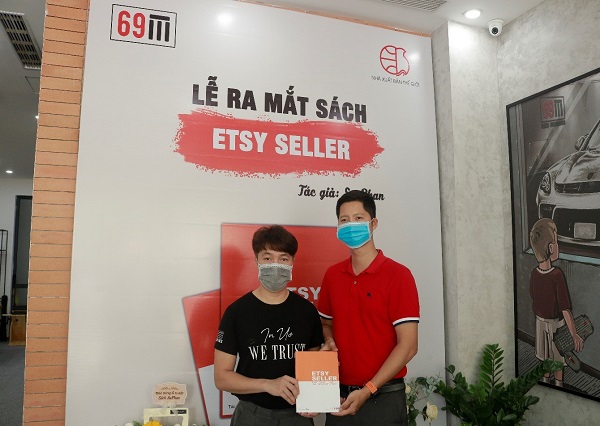 Ông Lương Việt Anh, thay mặt nhà in đến trao cuốn sách cho tác giả