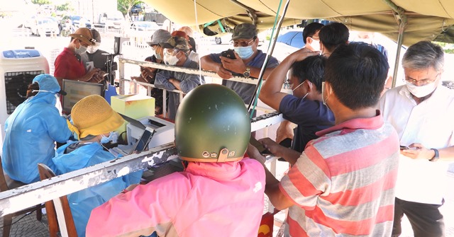Tại chốt kiểm dịch khu vực Hòa Hải, quận Ngũ Hành Sơn cũng đông nghẹt người