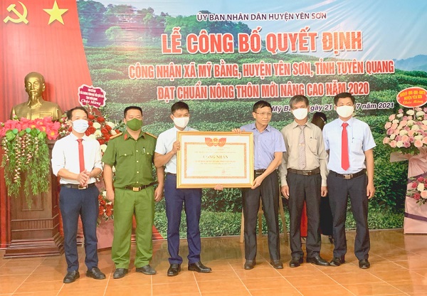 L&atilde;nh đạo Sở N&ocirc;ng nghiệp v&agrave; Ph&aacute;t triển n&ocirc;ng th&ocirc;n trao Bằng c&ocirc;ng nhận đạt chuẩn n&ocirc;ng th&ocirc;n mới n&acirc;ng cao cho x&atilde; Mỹ Bằng (Y&ecirc;n Sơn)