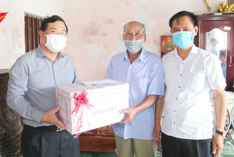 Bí thư tỉnh ủy Nam Định Phạm Gia túc và Giám đốc Sở LĐTB&XH Nam Định, Hoàng Đức Trọng (bìa phải) thăm, tặng quà gia đình chính sách
