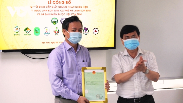 Phó Chủ tịch UBND tỉnh Kon Tum Nguyễn Hữu Tháp trao Giấy chứng nhận đăng ký nhãn hiệu cho chủ sở hữu.