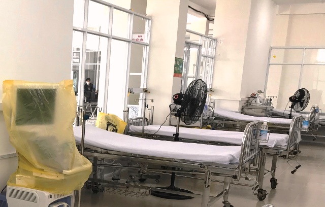 Bệnh viện dã chiến đặt tại Khu ký túc xá phía tây TP có quy mô đến 2.200 giường sẵn sàng thu dung điều trị bệnh nhân.