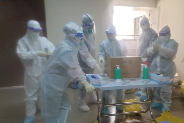 Các nhân viên y tế chuẩn bị đi lấy mẫu xét nghiệm ngay tại phòng bệnh ở Bệnh viện Dã chiến 2