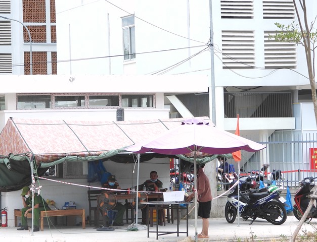 Tại Bệnh viện dã chiến quy mô 2.200 giường phía Tây TP. Đà Nẵng vừa được vận hành sáng nay ngày 23/7, cũng được kiểm tra, khai báo nghiêm nghặt.