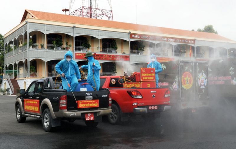 TP.HCM: Gần 2.000 cán bộ chiến sĩ tham gia phun thuốc khử khuẩn, tiêu độc phòng chống dịch Covid-19