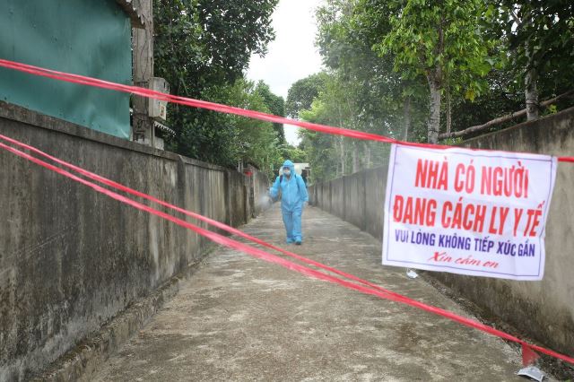 Phun tiêu độc, khử trùng tại thôn Tân Hương sau khi phát hiện các ca bệnh