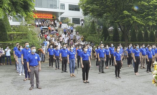 Quang cảnh Lễ xuất quân chi viện 50 cán bộ y tế Lào Cai giúp Bình Dương chống dịch.