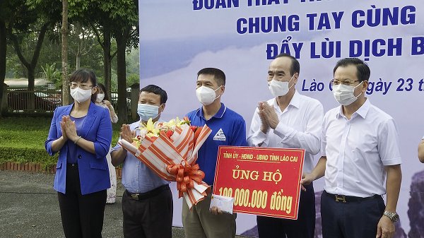 Lãnh đạo tỉnh Lào Cai tặng quà động viên đoàn cán bộ Sở Y tế Lào Cai