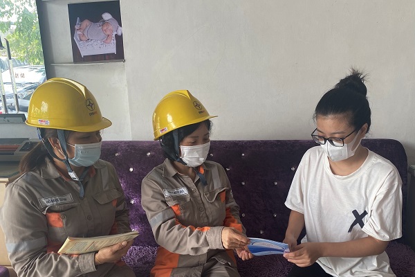 Công nhân Điện lực TP Hạ Long tuyên truyền phát cẩm nang An toàn điện cho người dân