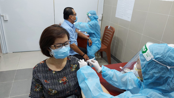 TP.HCM: Đề nghị khẩn trương tiêm vắc-xin Covid-19 cho người mắc bệnh mạn tính, người béo phì