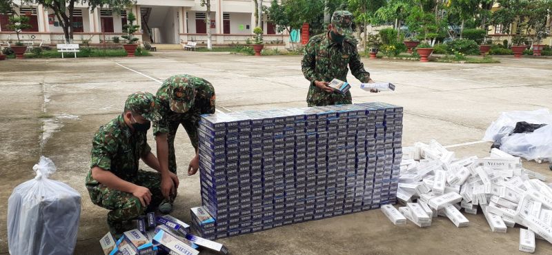 Cán bộ chiến sĩ Bộ đội biên phòng An Giang đang kiểm đếm tang vật thu giữ. Ảnh: Biên phòng An Giang