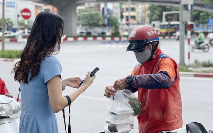 Hà Nội: Shipper của các sàn thương mại điện tử được hoạt động