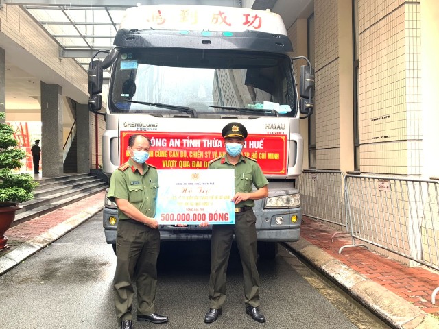 Công an Thừa Thiên Huế trao tặng hàng chục tấn hàng hoá hỗ trợ TP Hồ Chí Minh chống dịch