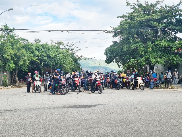 Chờ đợi quá lâu nên hàng ngày có cả trăm người ở các tỉnh phía nam đi bằng xe máy về quê bằng đường bộ