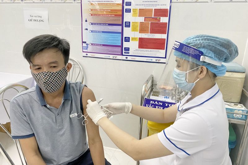 Người lao động BSR được tiêm mũi thứ nhất vắc xin phòng Covid-19 Astra Zeneca tại bệnh viện Đa khoa huyện Bình Sơn.