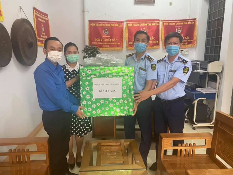 Đắk Lắk: Trao tặng vật tư, trang thiết bị y tế hỗ trợ công tác phòng, chống dịch bệnh Covid-19