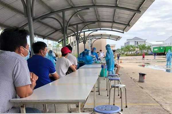 Nghành y tế Tiền Giang lấy mẫu xét nghiệm ở khu công nghiệp Long Giang