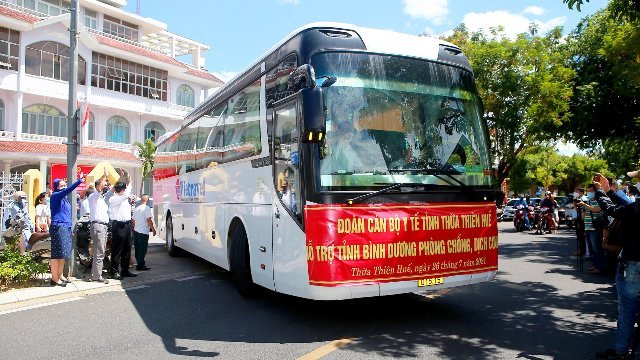 ... Xe chở đoàn Thầy thuốc về sân bay Phú Bài