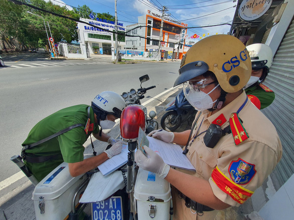 TP. HCM: Phát hiện 2 trường hợp dương tính SARS-CoV-2 qua xét nghiệm ngẫu nhiên người đi đường