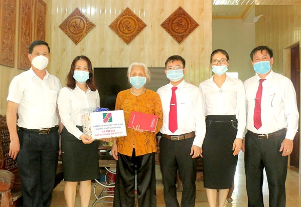 Agribank Tuyên Quang tặng gần 30 suất quà cho gia đình chính sách trên địa bàn