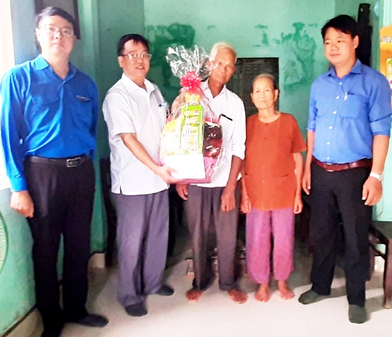 Ông Trương Đình Hạnh, Phó chủ tịch UBND TP Huế thăm gia đình chính sách ở phường Thuỷ Vân