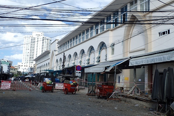 cửa bên trái chợ Đầm- Tp. Nha Trang, 15 giờ 55 ngày 26/7/2021