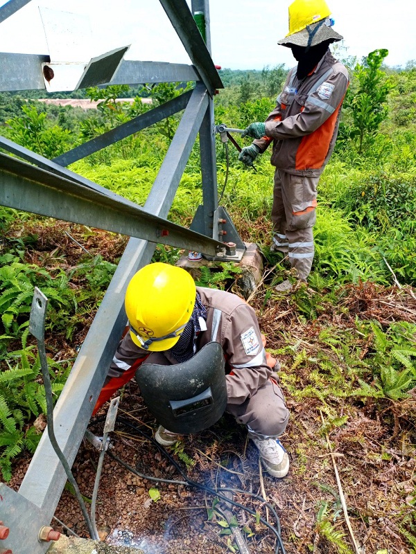 Công nhân Đội Quản lý vận hành lưới điện cao thế kiểm tra bổ sung tiếp địa gốc cột, đường dây 110 Kv