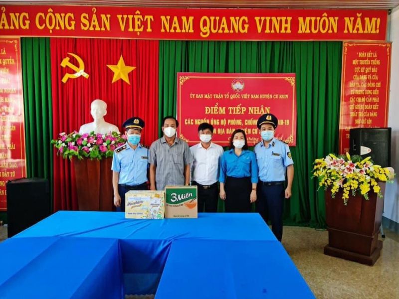 Cục Quản lý thị trường trao tặng huyện Cư Kuin nhu yếu phẩm ủng hộ công tác phòng, chống dịch bệnh. Ảnh: Cục QLTT