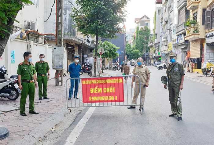 Xử phạt hơn 100 trường hợp vi phạm quy định phòng chống dịch tại quận Đống Đa, Hà Nội